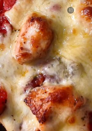 A picture of High-protein chicken and cheese pizza.