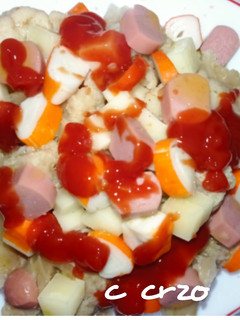 Una foto de Coliflor en ensalada, con ketchup