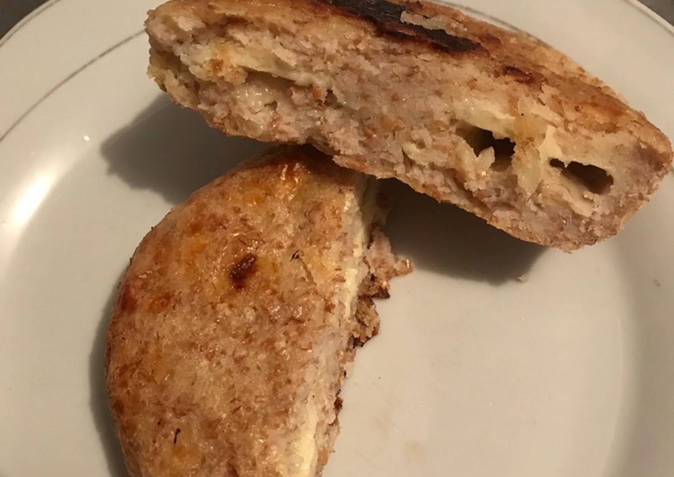 Arepa integral de queso rellena de queso Mozzarella