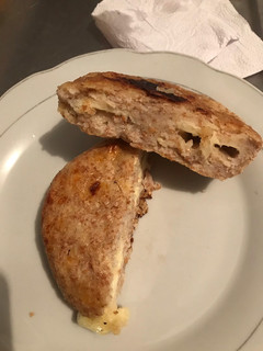 Una foto de Arepa integral de queso rellena de queso Mozzarella