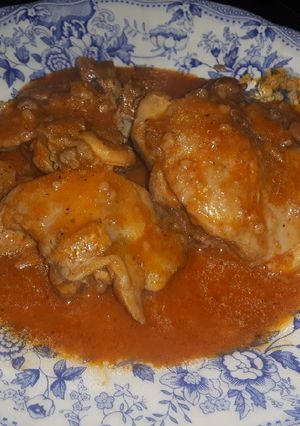 Una foto de Contramuslos de pollo en salsa