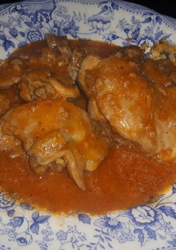 Una foto de Contramuslos de pollo en salsa