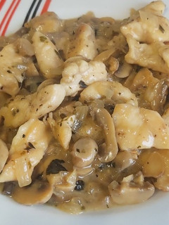 Una foto de Pollo a la sidra con champiñones