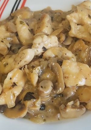 Una foto de Pollo a la sidra con champiñones