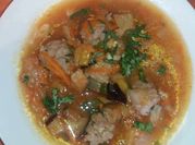 Una foto de sopa de albóndiga