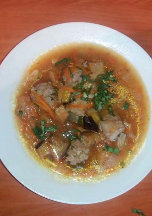 Una foto de Sopa de albóndigas y berenjenas