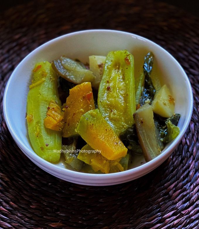 Erkak ayolining eshagini yalab ruschada.