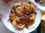Una foto di ravioli ai funghi