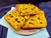 Una foto di focaccia rosmarino