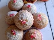 Una foto di dolci con melograno
