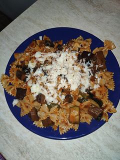 Una foto de Pasta con salsa de tomate y verduras