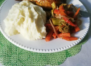 Una foto de Puré de papa con ensalada cocida