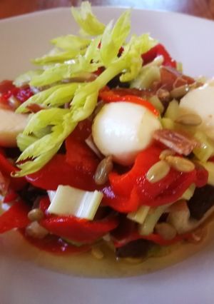 Una foto de Pimiento asado con  mozzarella y semillas