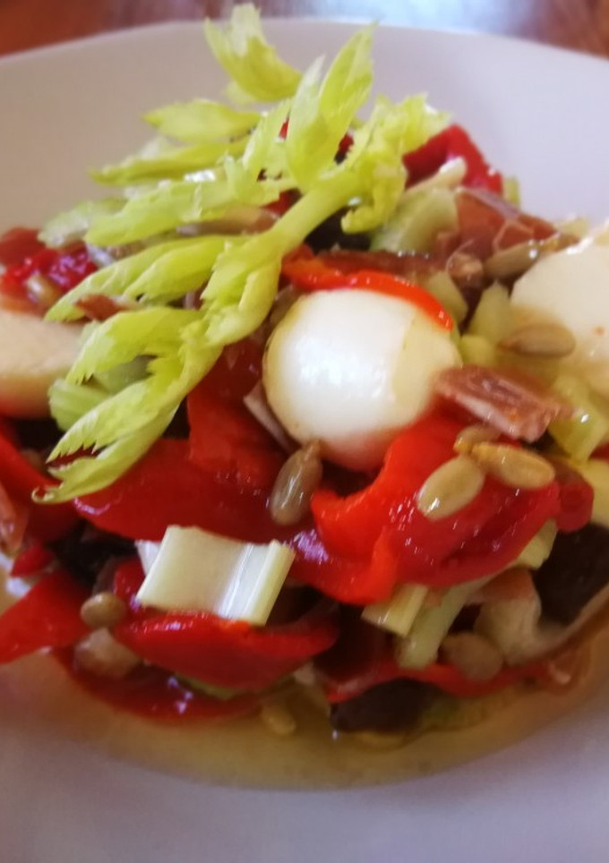 Una foto de Pimiento asado con  mozzarella y semillas