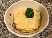 Una foto de hummus de arveja