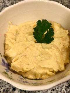 Una foto de Hummus de arvejas naranjas partidas