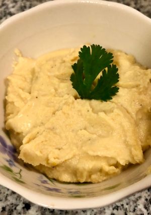 Una foto de Hummus de arvejas naranjas partidas