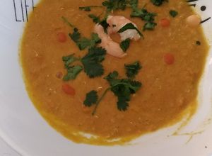 Una foto de Crema thai de camarones