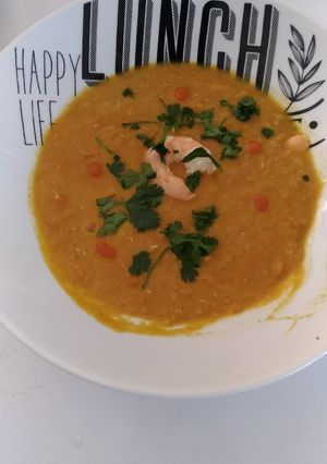 Una foto de Crema thai de camarones