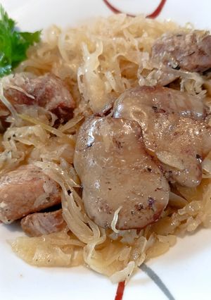 Sertés pecsenye, majoránnás csirkemájjal, savanyúkáposztával recept fotója