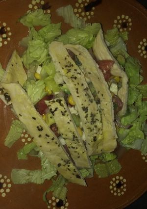 Una foto de Ensalada de lechuga y pollo a la mostaza 🍗