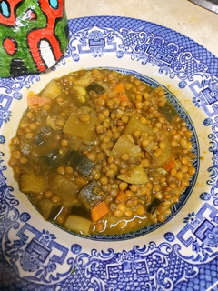 Una foto de Lentejas al curry con verduras y manzana en olla a presión