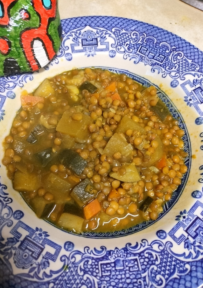 Una foto de Lentejas al curry con verduras y manzana en olla a presión