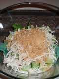 Ασιατική σαλάτα με noodles, κοτόπουλο και peanuts