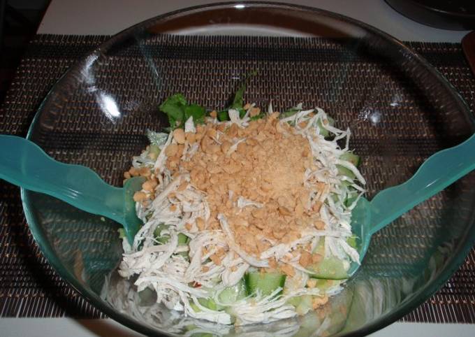 κύρια φωτογραφία συνταγής Ασιατική σαλάτα με noodles, κοτόπουλο και peanuts