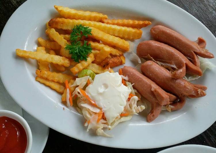 Cara Mudah Menyiapkan Kensos alias Kentang Sosis Goreng with salad mayonaise Super Enak