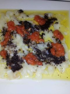 Una foto de Carpaccio de bacalao con olivada y mermelada de tomate
