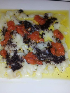 Una foto de Carpaccio de bacalao con olivada y mermelada de tomate