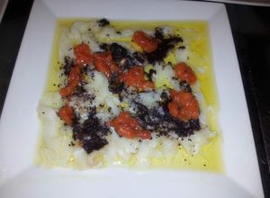 Una foto de Carpaccio de bacalao con olivada y mermelada de tomate