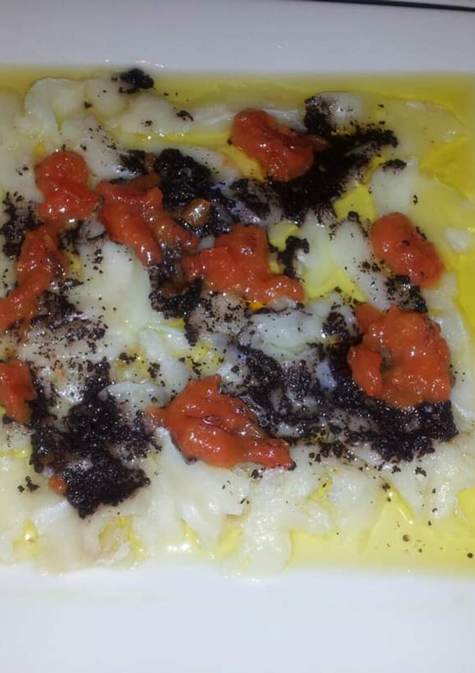 Una foto de Carpaccio de bacalao con olivada y mermelada de tomate