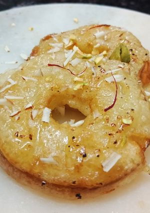 A picture of Apple Jalebi/Apple Donut.