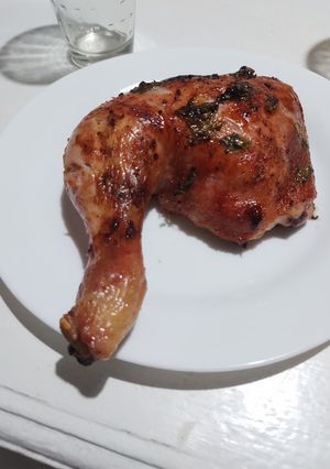 Una foto de Pollo al horno con naranja y limón