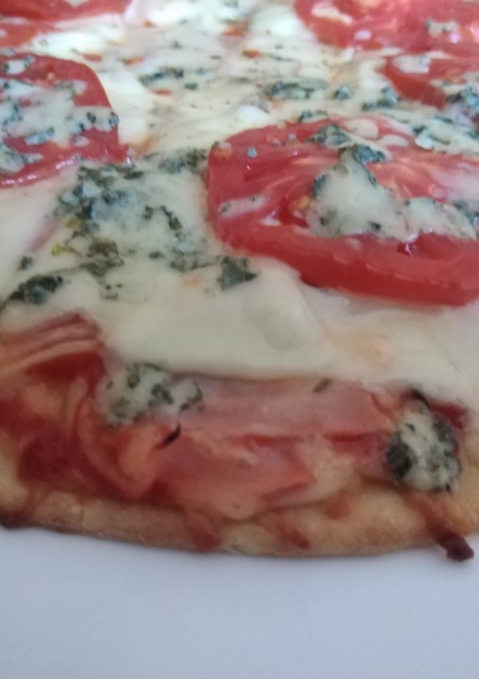 Una foto de Pizza de jamón york dos quesos
