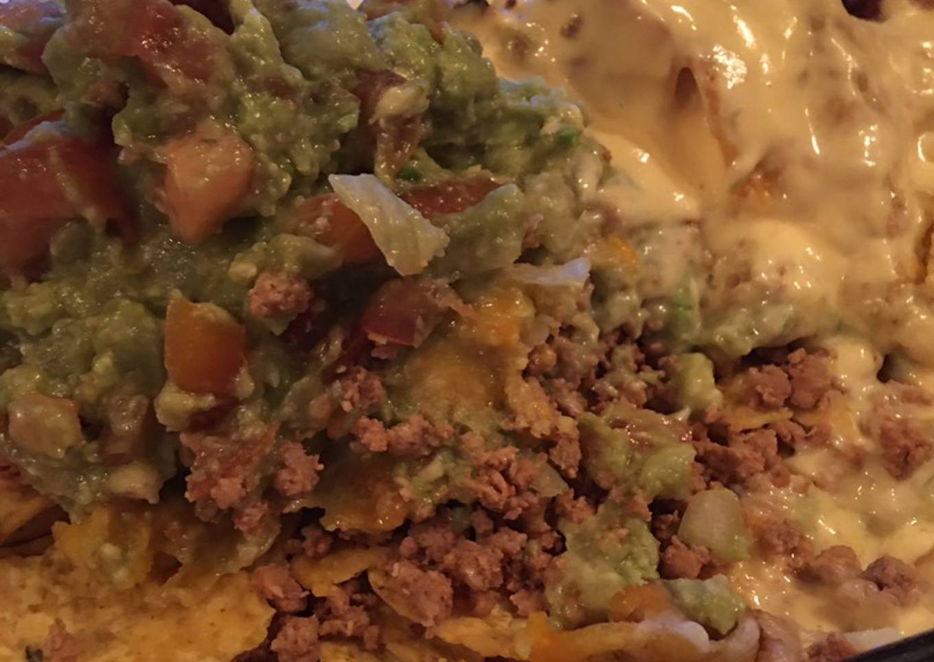 Nachos con carne picada, quesos y guacamole