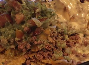 Foto principal de Nachos con carne picada, quesos y guacamole