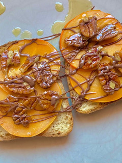 Foto principal de Tostadas con caqui tanto para desayuno como para merienda