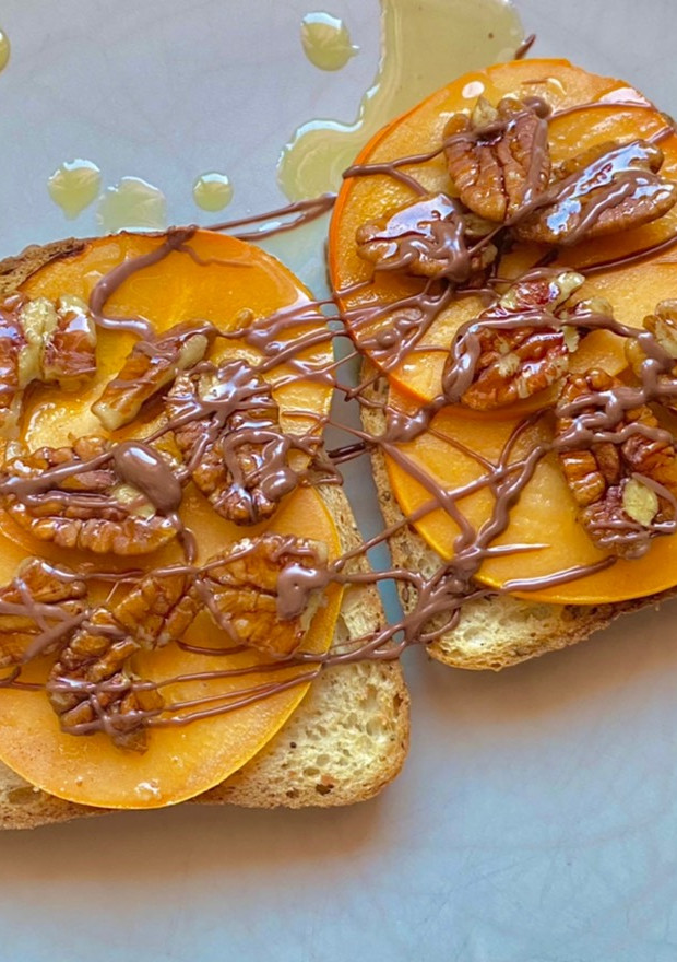 Una foto de Tostadas con caqui tanto para desayuno como para merienda