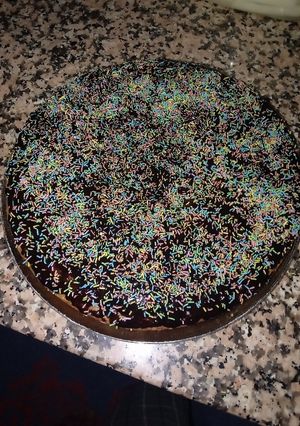 صورة لوصفة كيك خفيف ولذيذ بصلصة الشوكولاته