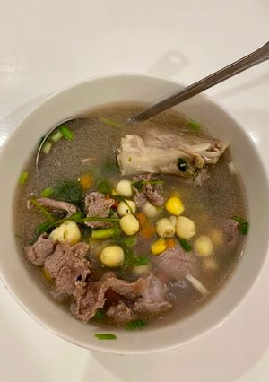 Hình của món Canh bắp bò hầm hạt sen.