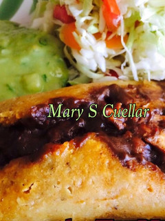 Una foto de Tamales de pollo con mole en hoja de plátano mi receta💖