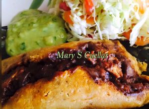 Una foto de Tamales de pollo con mole en hoja de plátano mi receta💖