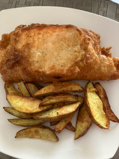 Una foto de Salmón Frito con Papas Rústicas