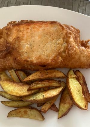 Una foto de Salmón Frito con Papas Rústicas