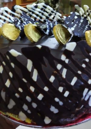 A picture of Gold coin chocolate truffle eggless cake.