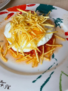 Una foto de Bacalao con tomate y huevo