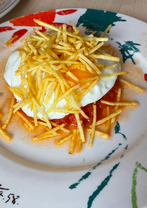 Una foto de Bacalao con tomate y huevo